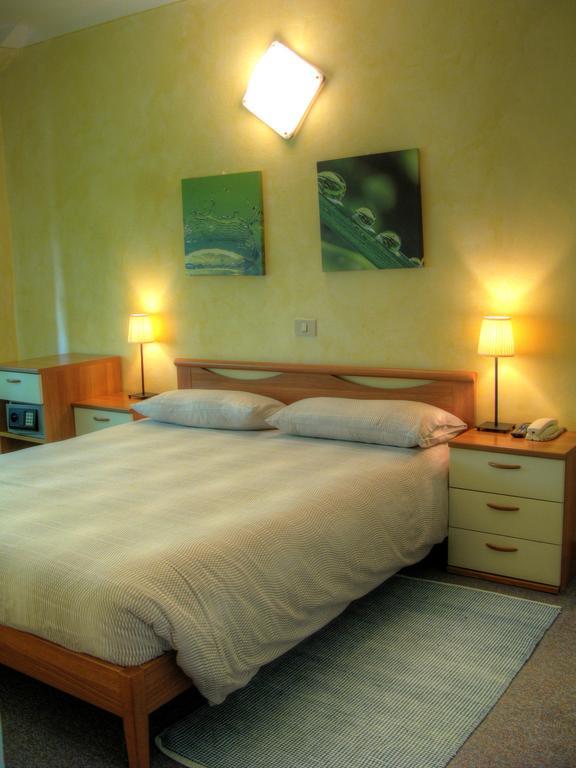 Hotel Flora Desenzano del Garda Oda fotoğraf